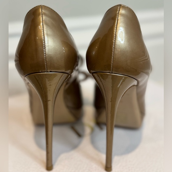 THE PERFECT HOLIDAY VALENTINO BOW HEELS! - Picture 3 of 10